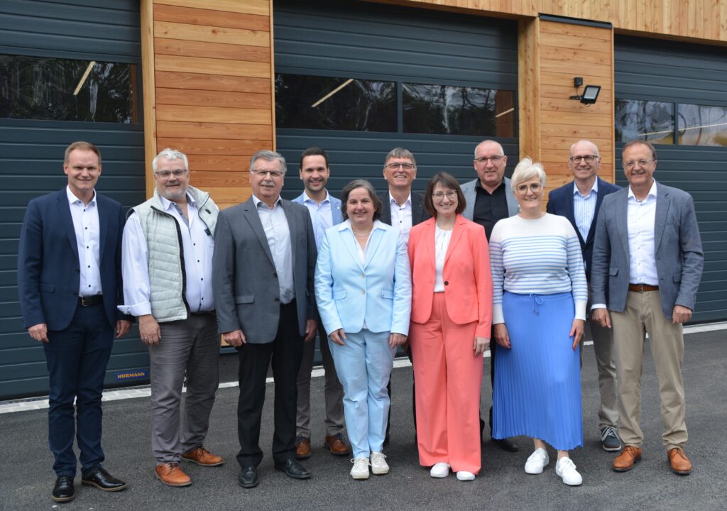 Fröhliche Gesichter bei der Unternehmensführung und den Ausschussmitgliedern anlässlich der Einweihung des neuen gelungenen Betriebsgebäudes am Fuße des Kreuzberges