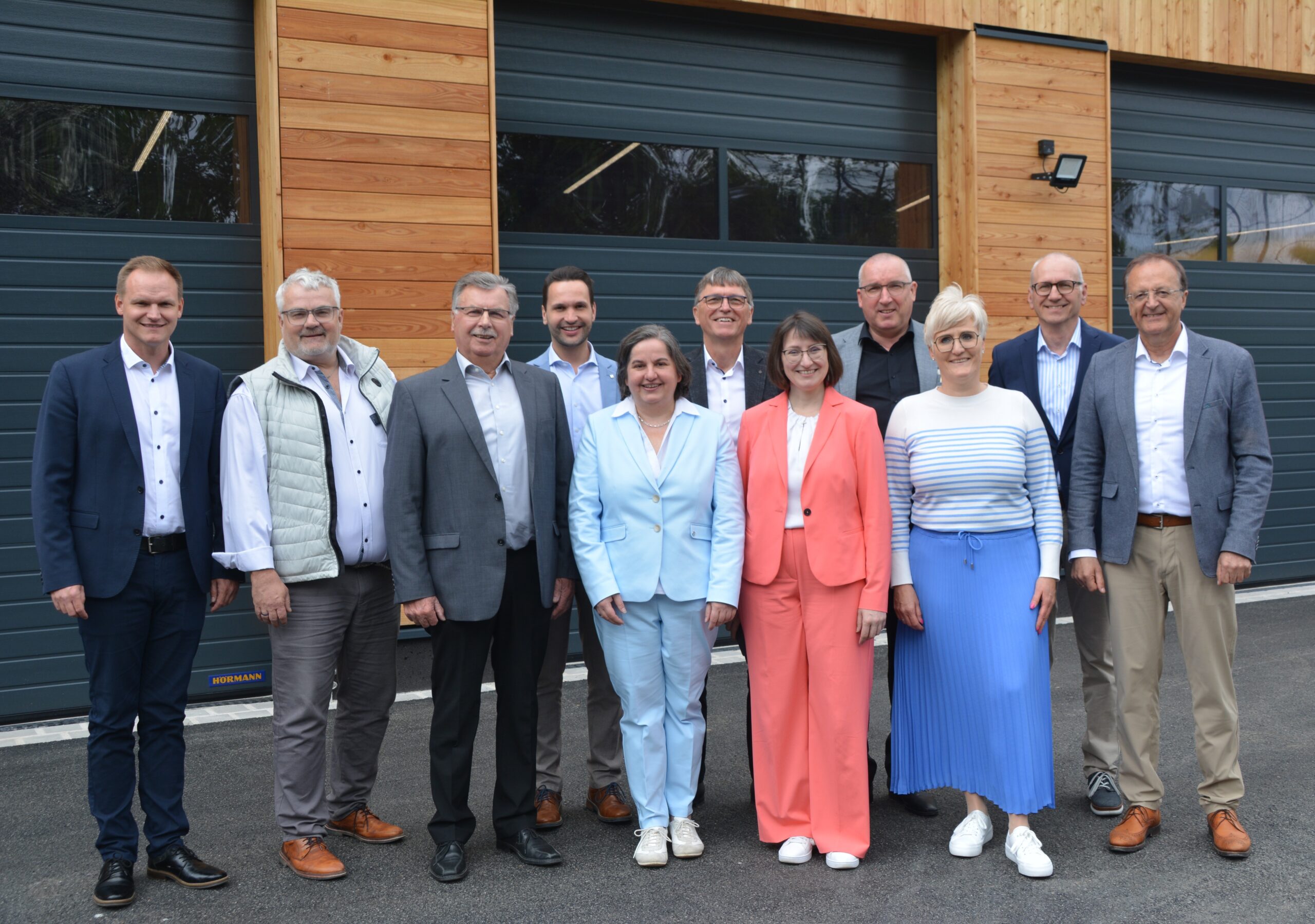 Fröhliche Gesichter bei der Unternehmensführung und den Ausschussmitgliedern anlässlich der Einweihung des neuen gelungenen Betriebsgebäudes am Fuße des Kreuzberges
